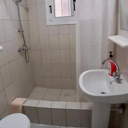 Independent Bedroom With Private Wc+shower Гостьовий будинок Ларнака