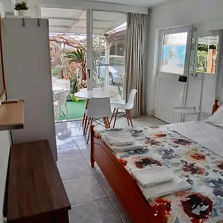 Independent Bedroom With Private Wc+shower Гостьовий будинок Ларнака